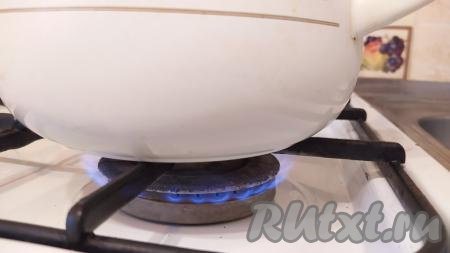 Положить курицу в кастрюлю, залить холодной водой, поставить на средний огонь. Ставить кастрюлю нужно именно на средний огонь. На сильном огне белки на поверхности мяса быстро свернутся и закупорят выход остальным белкам, в результате бульон получится более водянистым. Довести воду до кипения на среднем огне, не накрывая кастрюлю крышкой (если варить под крышкой, то конденсат, который будет образовываться под крышкой после начала кипения воды, будет разбавлять бульон). 