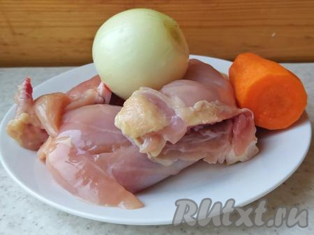Куриное мясо промыть под холодной проточной водой, лук и морковь очистить от кожуры, промыть. Лучше всего, конечно, варить бульон из домашней курицы, но подойдёт и покупная. Куриный жир и кожу лучше удалить. 