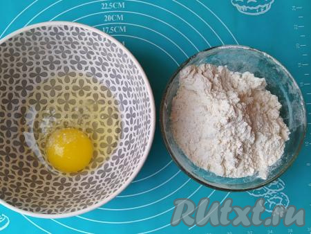 Оставить бульон вариться, не помешивая и не накрывая крышкой, до готовности куриного мяса. У меня с момента закипания на это уходит, примерно, 40-60 минут. За это время спокойно можно приготовить домашнюю лапшу, для этого необходимо в одну миску разбить яйцо, а в другую - просеять муку.