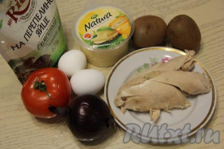 Подготовить продукты для приготовления салата "Ёлочка" с киви и курицей. Куриное филе предварительно сварить в подсоленной воде в течение 25 минут с момента закипания, а затем остудить в бульоне. Яйца сварить до готовности (варим в кипящей воде 8-10 минут), а затем их нужно остудить и очистить.