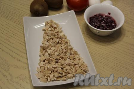 На плоскую тарелку выложить мелко нарезанную курицу и сформировать треугольник наподобие ёлочки. 