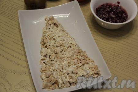 Очищенную луковицу достаточно мелко нарезать, выложить в пиалу, замариновать в смеси уксуса, воды и сахара, оставить на 5 минут (можно лук не мариновать, а просто обдать кипятком). Смазать слой курицы майонезом.