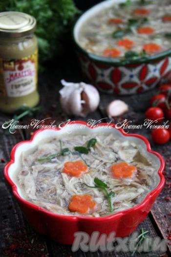 Холодец, сваренный из курицы, получился красивым, ароматным и очень вкусным. Благодаря добавлению желатина, он отлично застывает. Готовить такой холодец в мультиварке достаточно просто, а результат неизменно отменный!