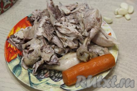 Переложить курицу на тарелку и слегка остудить. Отваренный лук выкинуть, а морковку отложить, она нам понадобится в конце для украшения холодца.