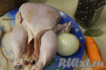 Подготовить продукты. Морковь и лук почистить. Промыть тушку курицы под проточной водой.