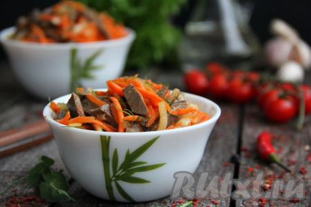 Салат из свиного сердца, маринованного с луком и морковью