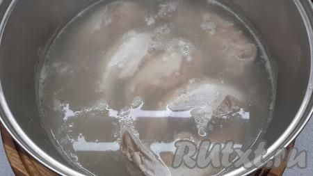 Ставлю кастрюлю с языками на максимальный огонь, после закипания варю на небольшом огне ровно 15 минут.