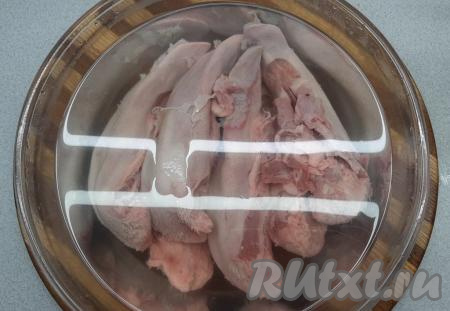 Заливаю промытые языки тёплой водой и оставляю на 30 минут.