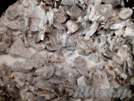 К языку с шампиньонами вливаю сливки, перемешиваю. Тушу языки в сливочно-грибном соусе на умеренном огне 10 минут. В процессе тушения блюдо можно 1-2 раза перемешать.