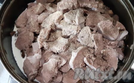 Затем нарезаю варёные языки кружочками и добавляю их к грибам с луком, всыпаю молотый чёрный перец и соль по вкусу.