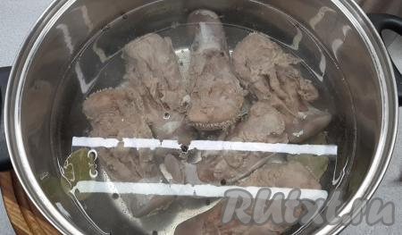 После того как вода закипела, опускаю в неё языки (вода должна быть, примерно на 5 сантиметров выше уровня языков), уменьшаю огонь до чуть ниже среднего и варю 2 часа (не более). Обратите внимание на то, что при варке к языкам соль я не добавляю, иначе языки получатся жёсткими.