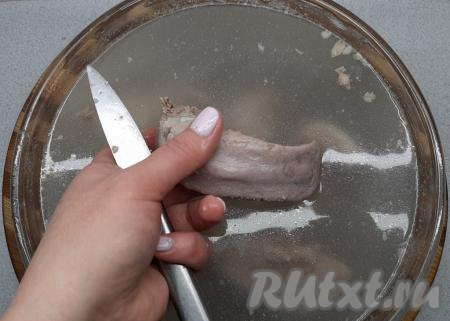 Даю им побыть в воде ровно 5 минут и при помощи ножа снимаю белую оболочку. Чистятся свиные языки после такой варки очень легко. Когда языки очищены, перекладываю их на блюдо, а воду сливаю.