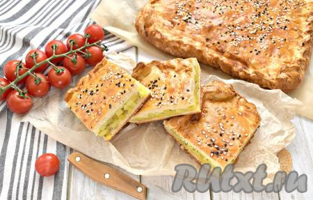 Вкусный, аппетитный, сытный пирог с картошкой из слоёного теста готов. Такая выпечка хороша и в тёплом виде, и после остывания.