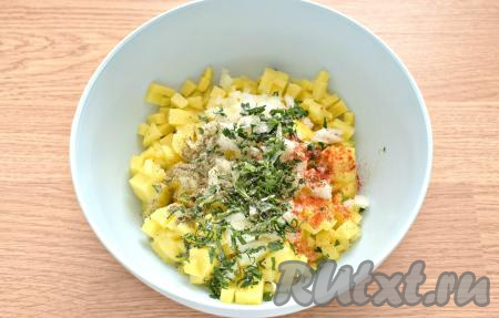 В миску с картошкой и луком добавляем мелко нарезанные листья петрушки, солим по вкусу, сдабриваем паприкой и молотым чёрным перцем.