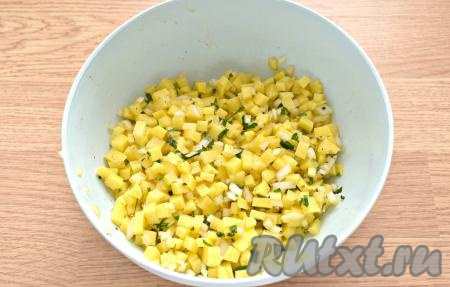 Перемешиваем содержимое миски и картофельная начинка для слоёного пирога готова. Включаем духовку и выставляем температурный режим на 180 градусов. Пока духовка разогревается, сформируем пирог.