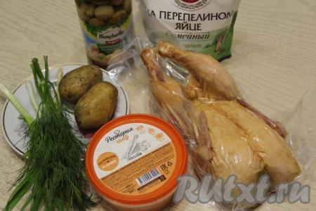Подготовить продукты для приготовления салата "Лесная поляна" с копчёной курицей. Прежде всего отварить картофель в кожуре (обычно картошины варятся с момента закипания минут 25-30), а затем полностью остудить. Зелень вымыть и обсушить. Когда картошка остынет, можно приступать к сборке салата.