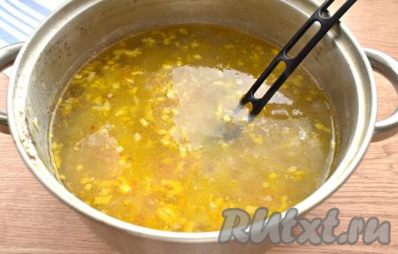 Когда бульон с картофелем и капустой проварится 20 минут, перекладываем в него обжаренные овощи и варим щи ещё 5 минут.