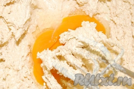 Добавить яйца по одному, каждый раз тщательно взбивая миксером.
