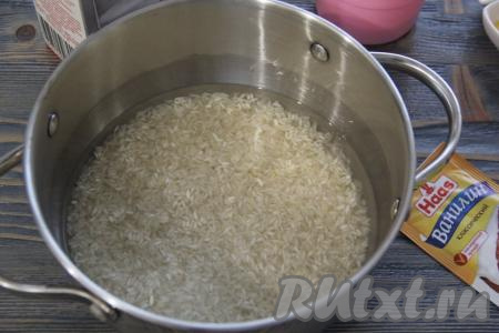 Влить поверх риса столько воды комнатной температуры, чтобы она была выше уровня риса, примерно, на 1 см.