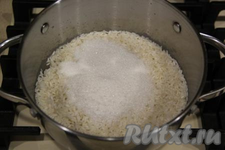 После закипания варить рис на огне чуть ниже среднего до полного испарения воды (примерно, 7-10 минут), затем всыпать сахар. 