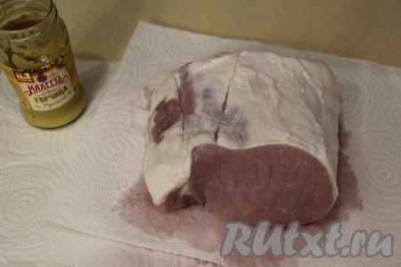 На следующий день свинину вынуть из рассола и обсушить бумажным полотенцем.