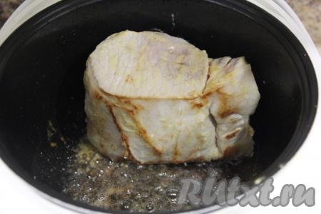 Обжарить мясо в чаше мультиварки со всех сторон до золотистого цвета (по 2-3 минуты с каждой стороны). На поверхности обжаренного мяса образуется корочка, которая запечатала все соки внутри куска, а значит буженина при запекании не будет терять влагу и получится сочной.