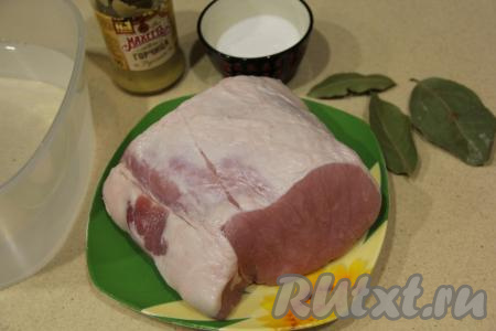 Подготовить продукты для приготовления в домашних условиях буженины из свинины в мультиварке. Желательно для запекания брать свежее мясо, но если у вас замороженное, то его следует заранее разморозить. Лучше всего размораживать мясо медленно, тогда оно потеряет меньше всего жидкости и будет сочным после запекания. Чтобы медленно разморозить мясо, положите его за сутки до запекания на верхнюю полку холодильника. Мясо должно быть в глубокой миске, чтобы выделяющаяся при разморозке влага оставалась в миске.