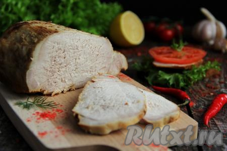 Готовую буженину переложить из мультиварки в лоток с крышкой, полностью остудить, а затем убрать в холодильник на ночь. Утром можно уже мясо кушать.