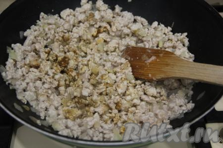 По истечении 10-15 минут, посолить фарш по вкусу, приправить специями, перемешать. 