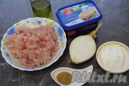 Подготовить продукты для приготовления фарша с плавленным сыром на сковороде. Для этого блюда можно взять покупной фарш. Но я предпочитаю готовить фарш в домашних условиях, пропуская кусочки мяса через мясорубку (я пропустила через мясорубку куриное филе). 