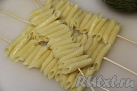 Макароны должны быть плотно прижаты друг к другу, как на фото. 