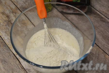 Часть просеянной муки всыпать в миску, перемешать венчиком, а затем, добавляя оставшуюся просеянную муку, тщательно тесто вымесить руками. Вымешивать его руками нужно минут 5-7.