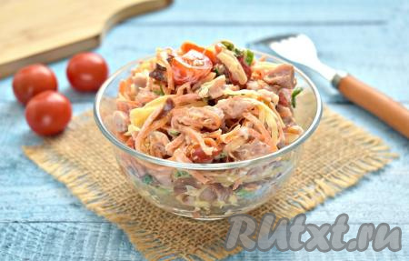 Салат с копчёной курицей, корейской морковью и помидорами