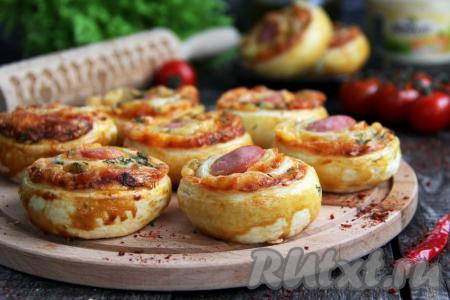Рулетики из слоёного теста с сосиской и сыром