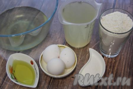 Подготовить продукты. Картофельный отвар для приготовления блинов можно использовать тёплый или холодный, но ни в коем случае не горячий, иначе сырые яйца в нём начнут сворачиваться.