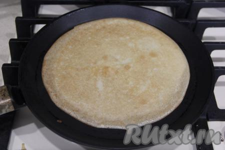 Сковороду хорошо раскалить. Перед выпечкой первого блинчика можно немного смазать разогретую сковородку маслом. Я не смазывала маслом сковороду перед выпечкой блинов, но тут всё зависит от качества вашей сковороды. Налить на сковороду половник теста, равномерно распределяя тесто по дну сковородки, и выпекать блин на среднем огне до румяности с двух сторон, затем переложить на тарелку. Перед выпечкой каждого блина обязательно следует тесто перемешивать.
