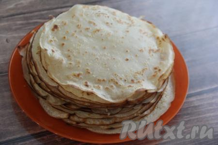 Свежеиспечённые блины на картофельном отваре сложить стопочкой.