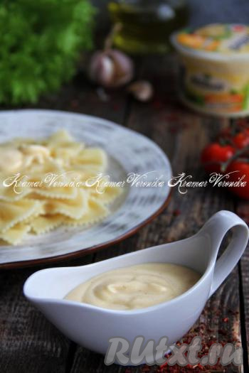 Очень вкусный, ароматный, тягучий соус, приготовленный из молока и сыра, подать к столу в горячем виде в качестве дополнения к макаронам, рису или другим блюдам.