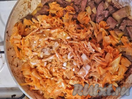 В сковороду к готовой куриной печени выложить сливочное масло, нарезанное на крупные кусочки, перемешать, накрыть сковороду крышкой, тушить на среднем огне ещё 5 минут, периодически помешивая. ​​​​Затем добавить обжаренные овощи, всыпать соль, сахар, мускатный орех и молотый перец, влить сливки, перемешать.