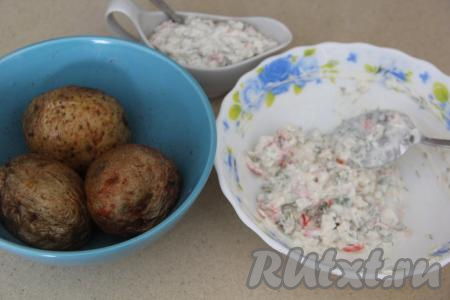 Наш соус из крабовых палочек готов, его можно подать к различным гарнирам. Я подала его с запечённой картошкой.