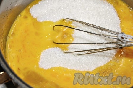 К яйцам с желтками добавить сахар и ваниль.