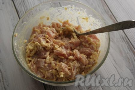 Перемешать курино-сырную массу ложкой. 