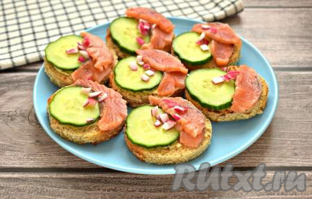Канапе с красной рыбой и огурцом