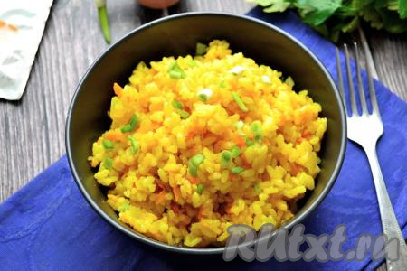 Рис с куркумой на сковороде