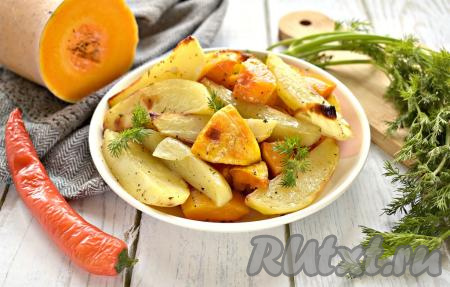 Форму с готовыми запечёнными овощами достаём из духовки. Картошка с тыквой получаются ароматными, мягкими, их можно подать и в качестве самостоятельного блюда, и в качестве дополнения к мясу или рыбе. К столу это вкусное постное блюдо лучше подавать горячим, посыпав, по желанию, зеленью.