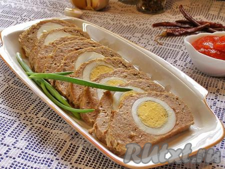 Рулет из фарша с варёными яйцами