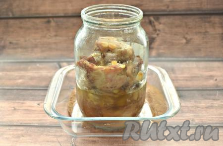 Банку с курицей на поддоне ставим в холодную (!) духовку. Включаем духовку на 150 градусов. Через 30 минут увеличиваем температуру до 190 градусов и запекаем куриные бёдра в банке ещё 60 минут. Сразу банку не извлекаем из духовки. Открываем дверцу духовки и даём постоять курице так минут 20.