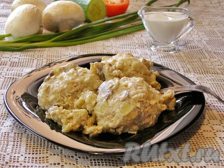 Нежные, ароматные и очень вкусные тефтели подаём к столу в тёплом виде с гарниром (например, с макаронами, рисом или картофельным пюре) или салатом из свежих овощей.