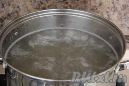 Залить крылья 2,5 литрами воды и поставить кастрюлю на огонь. После того как вода закипит, нужно убрать пену, а затем варить утиное мясо в течение часа на среднем огне.