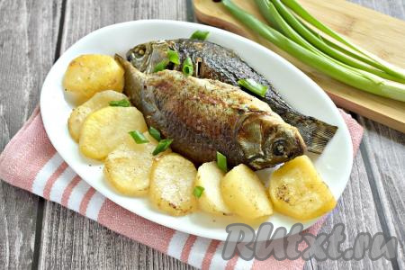 Караси, запечённые в духовке, получились румяными, с аппетитной корочкой, а картошечка - мягкой и вкусной.